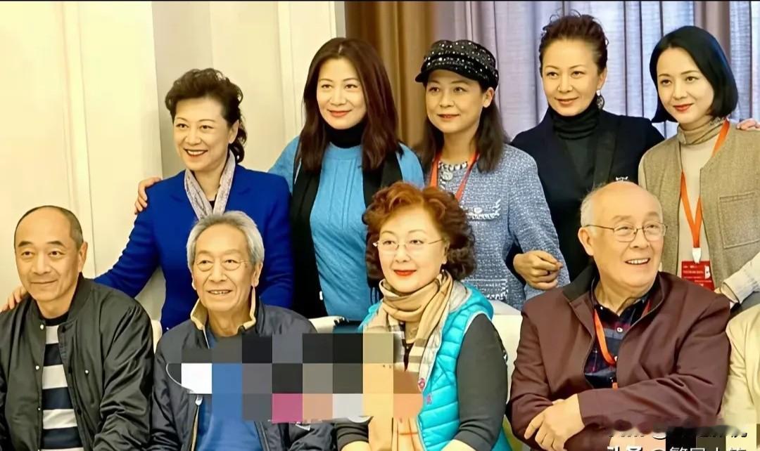后排就认得出王馥荔、陶慧敏，前排有王奎荣、赵静、许还山，如今虽然年龄大了，头发也