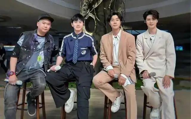 2025年5月14日，袁成杰深夜发长文悼念《我型我秀》挚友苟伟：“04年你弹着电
