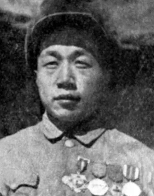 1950年，张金龙被美军困在一个坑道内，狂妄的美军竟然选择在旁边扎营，让他活活困