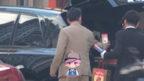 曹云金与美女聚餐知名娱记苏小五拍到曹云金深夜与美女聚餐，生活很潇洒。 
