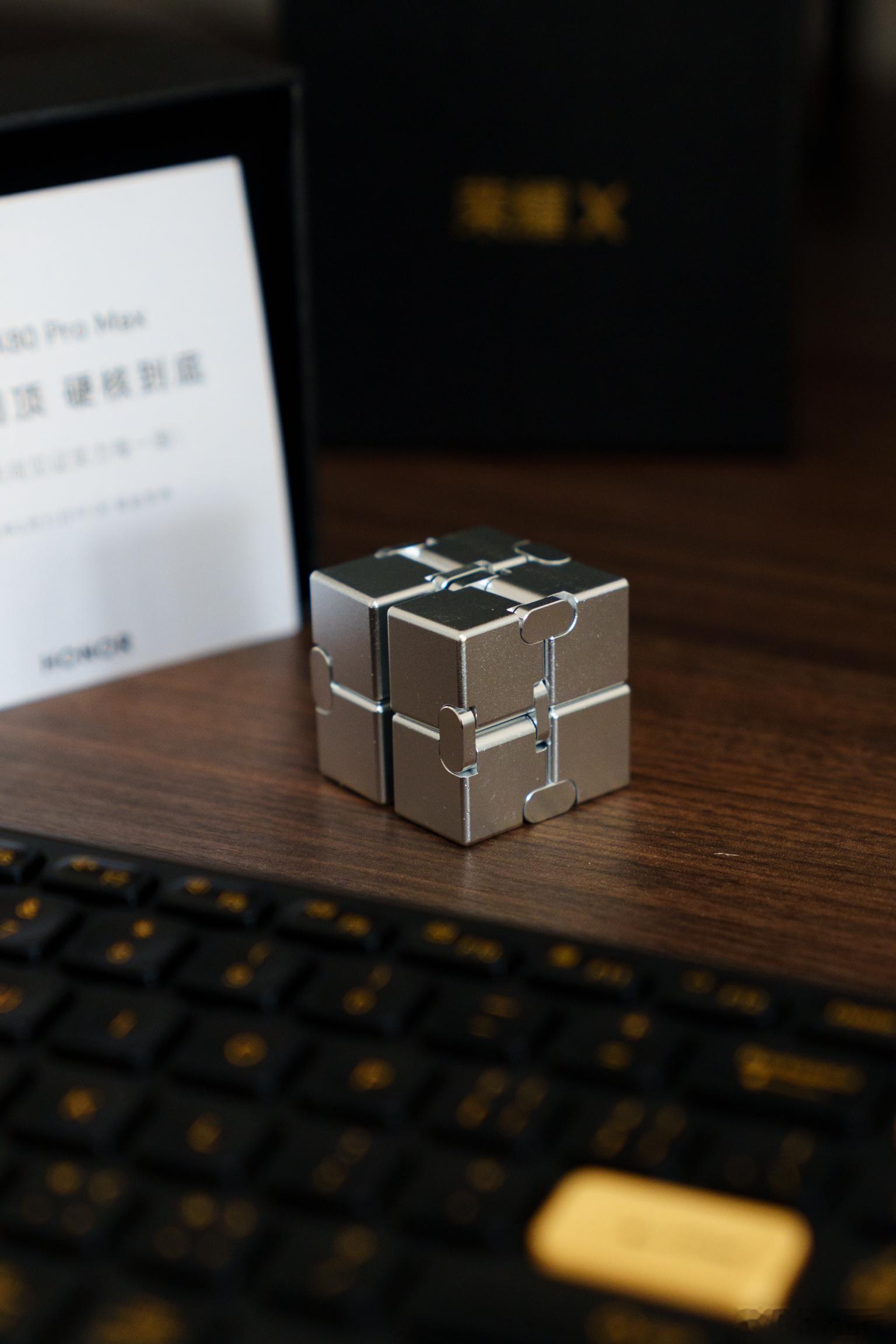 荣耀X80 Pro Max邀请函竟然是一个金属魔方，这寓意太明显了，续航到顶、硬
