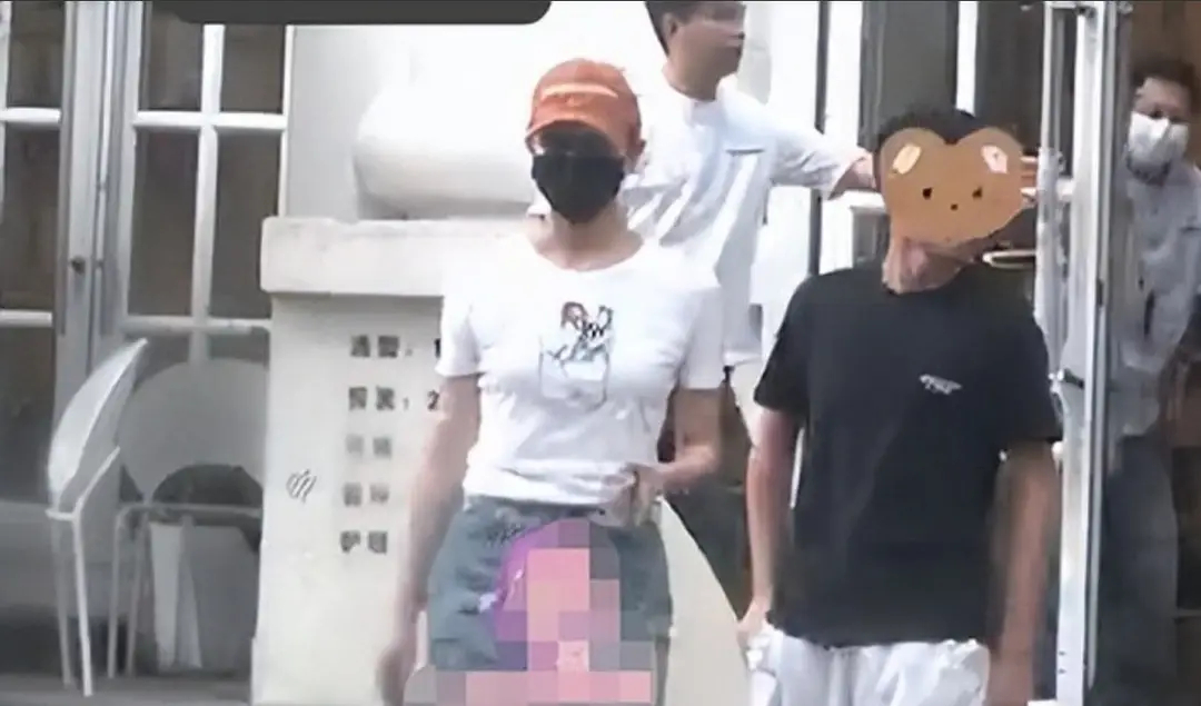 胡静16岁儿子近照曝光，身高直逼185，母子同框走路姿势一模一样 