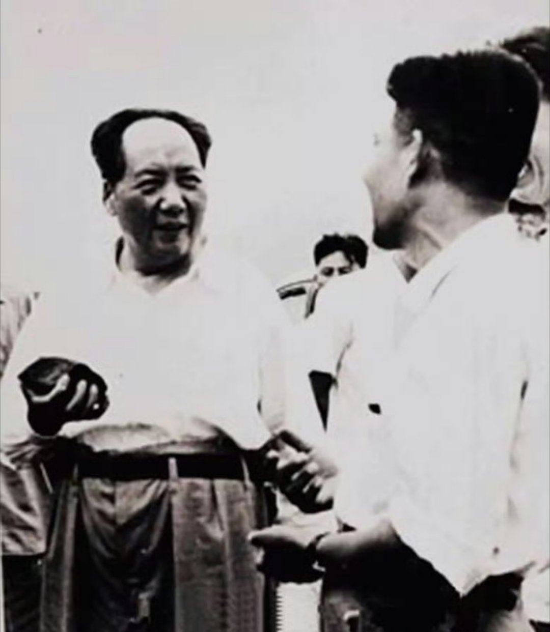 那么亲切，那么自然，他与人民心连心 