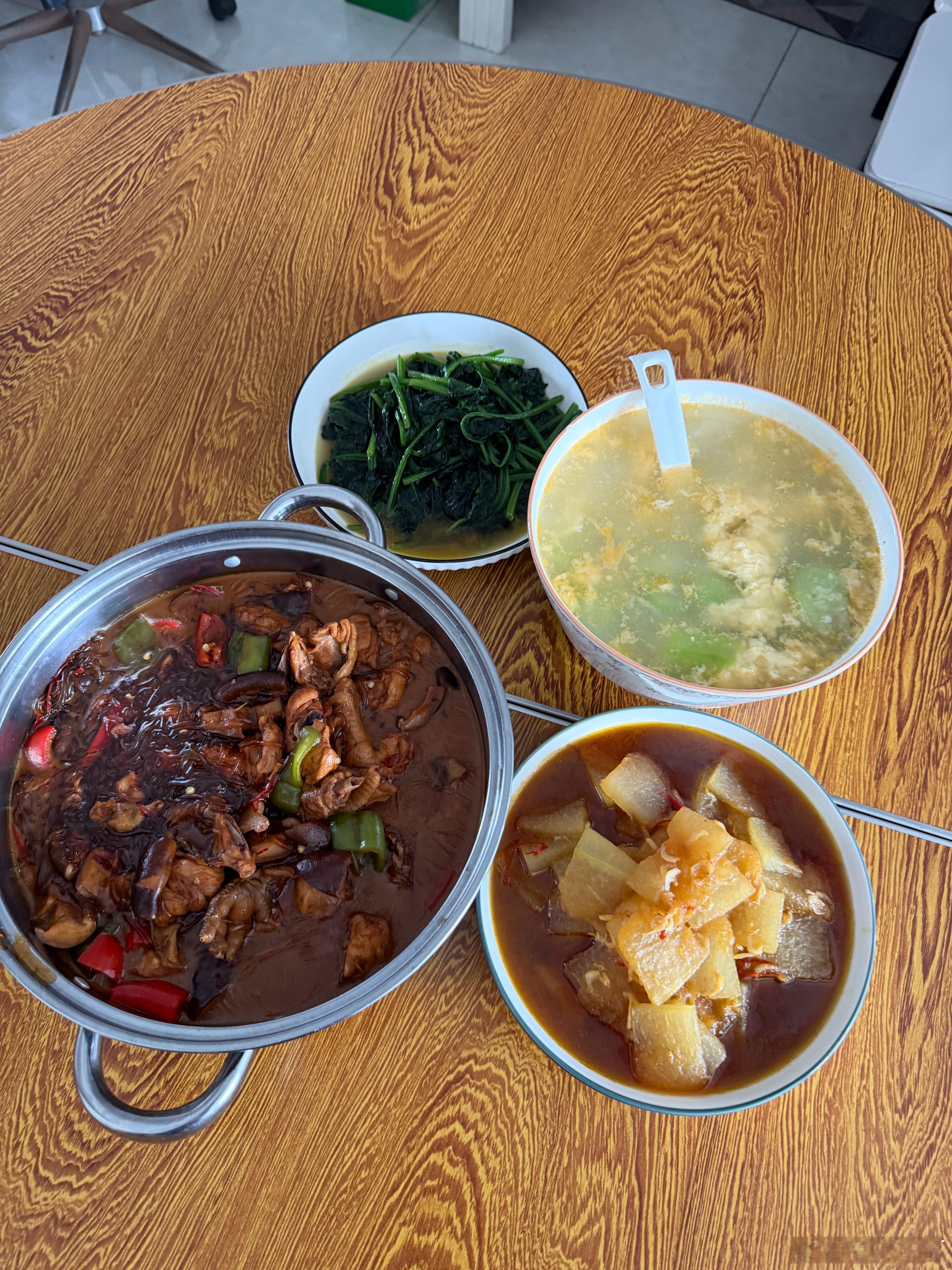 每天一个笑话，李大厨把菜烧好端上桌准备开饭，盛饭时发现电饭锅里米饭没做。。。。。
