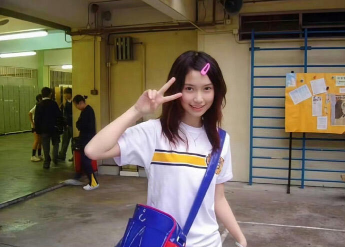 Angelababy13岁旧照天呐，好稚嫩好清秀好可爱啊
