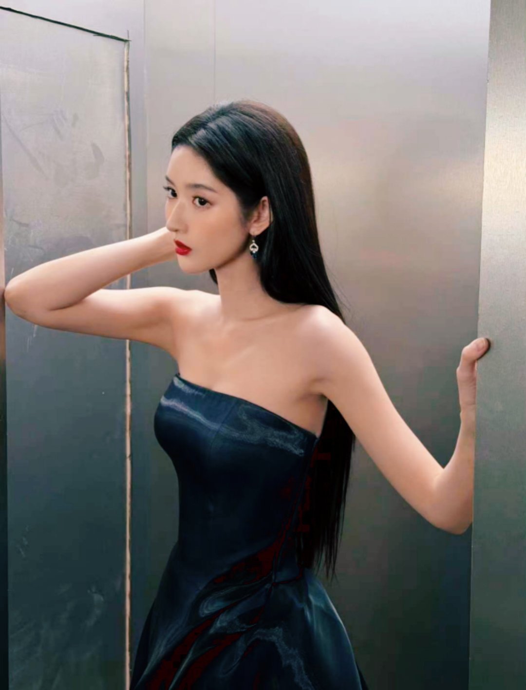 金鸡奖红毯上的王玉雯，直接把“美人鱼”从童话里带出来了！一袭深蓝抹胸裙勾勒出优雅