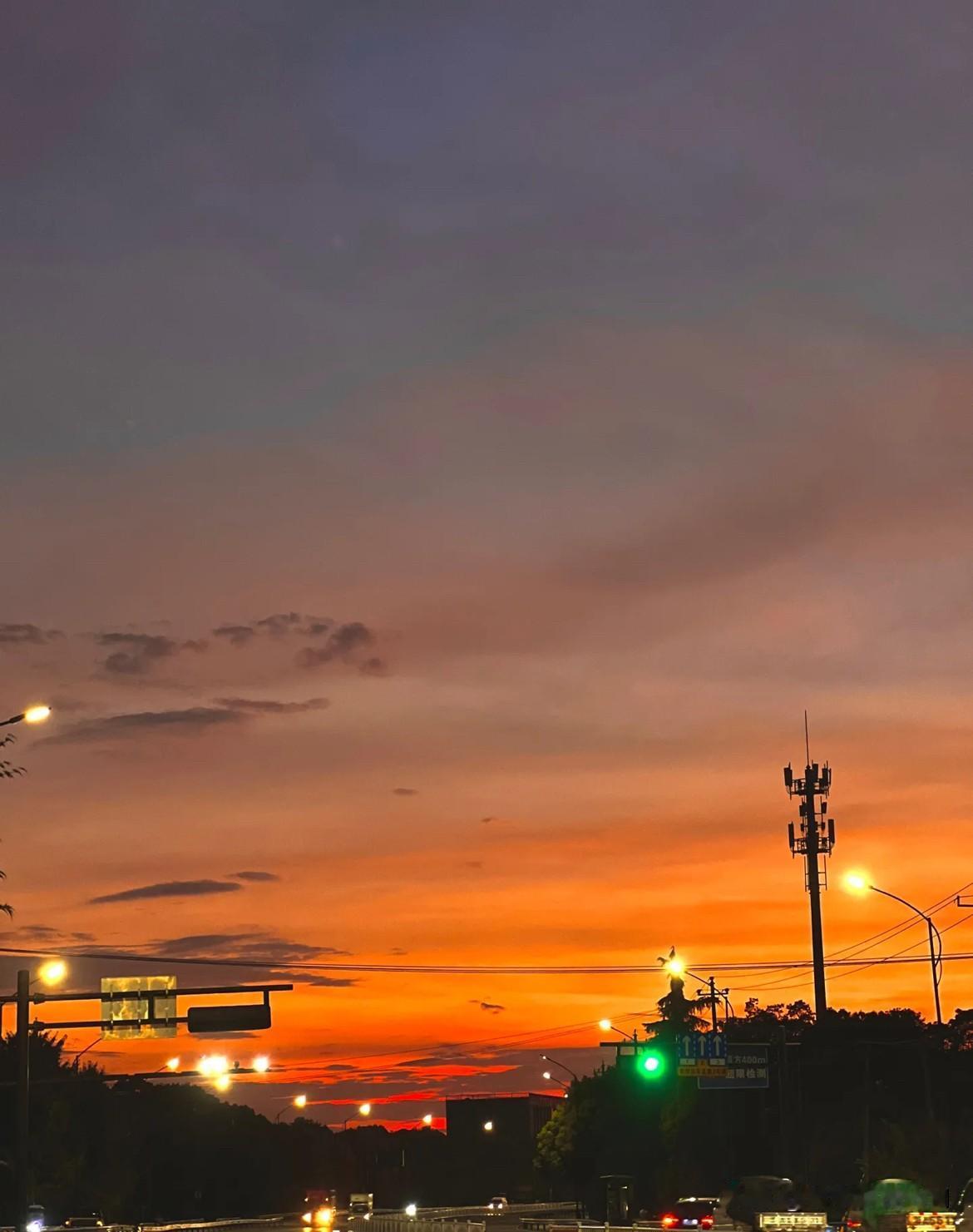 涉事保安已停职 
不是你摔倒就会有人扶你
IF YOU DON'T FALL, 