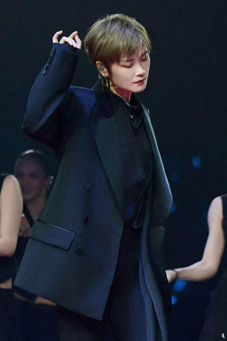 被李宇春帅到了 很喜欢李宇春舞台上这份松弛感，北京站收官尤为突出。不紧绷、不刻意