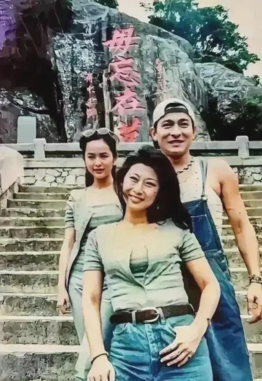 1993年，刘德华与叶倩文、叶蕴仪在金门岛的一张合影。

当时，三人一起参加活动