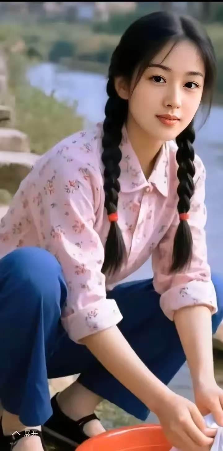 殿前欢·河畔思郎
晚霞长，
小河流水韵悠扬。
娇娥静立情思荡，
忆起柔乡。
心中