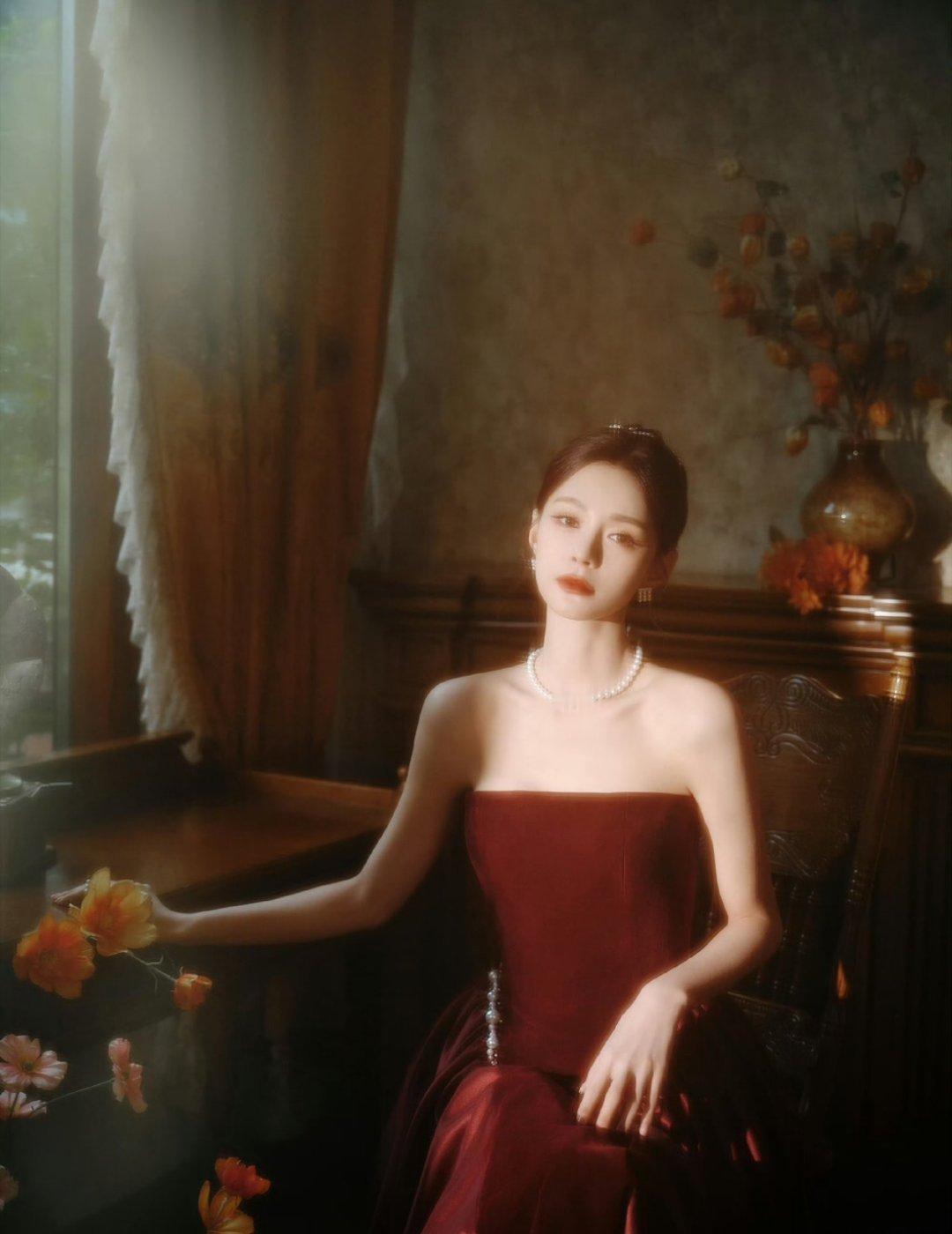 沈梦辰这些图有种莫名的朦胧美，红色裙子好喜庆！