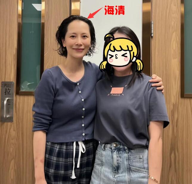 这还是我们熟悉的海清吗？

发际线后移如此严重，好像戴了一个假发一样。脸部轮廓、