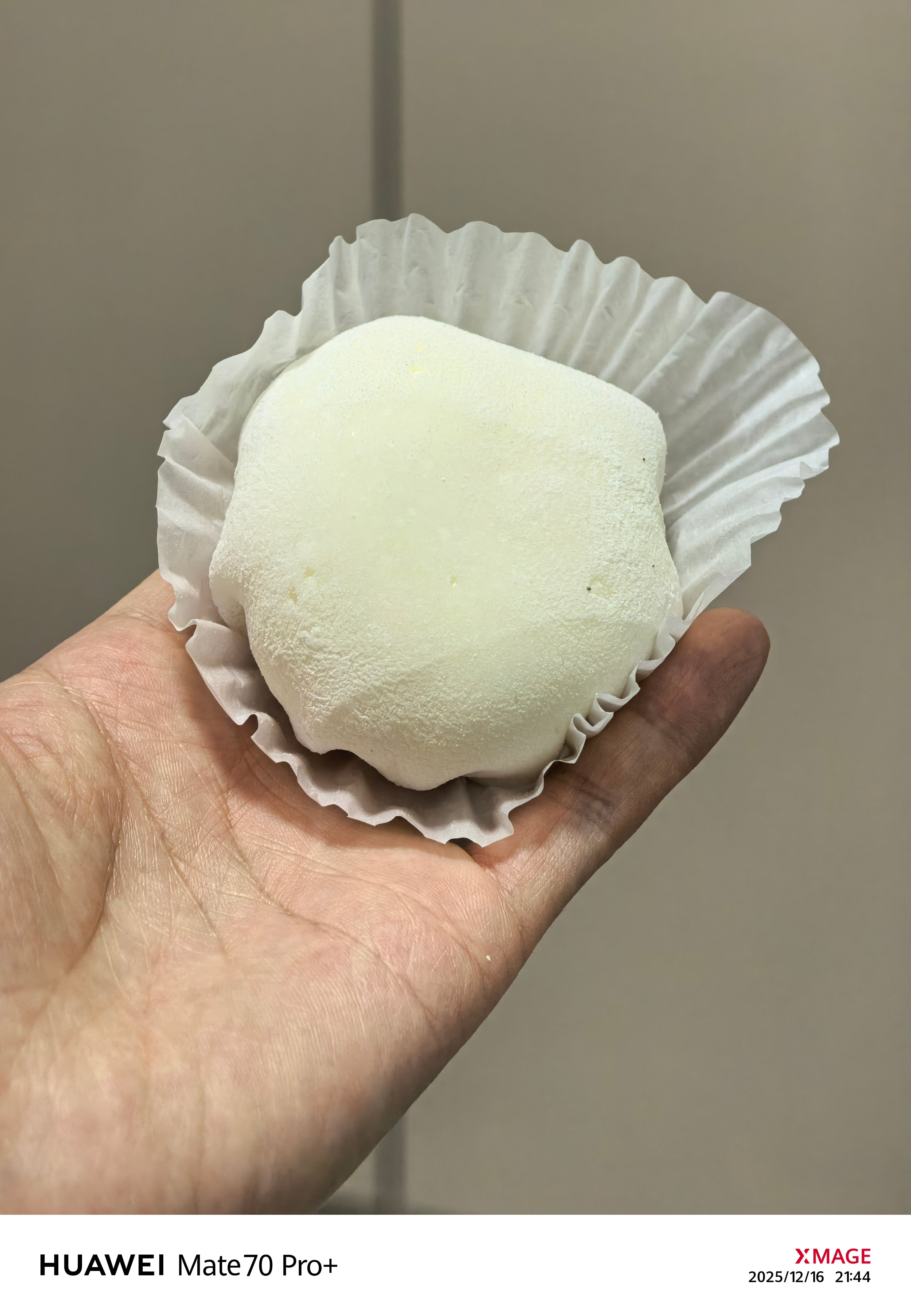 媳妇为了让我增肥真是煞费苦心…大晚上快睡觉了，给我拿来一块雪媚娘，一开始还在犹豫