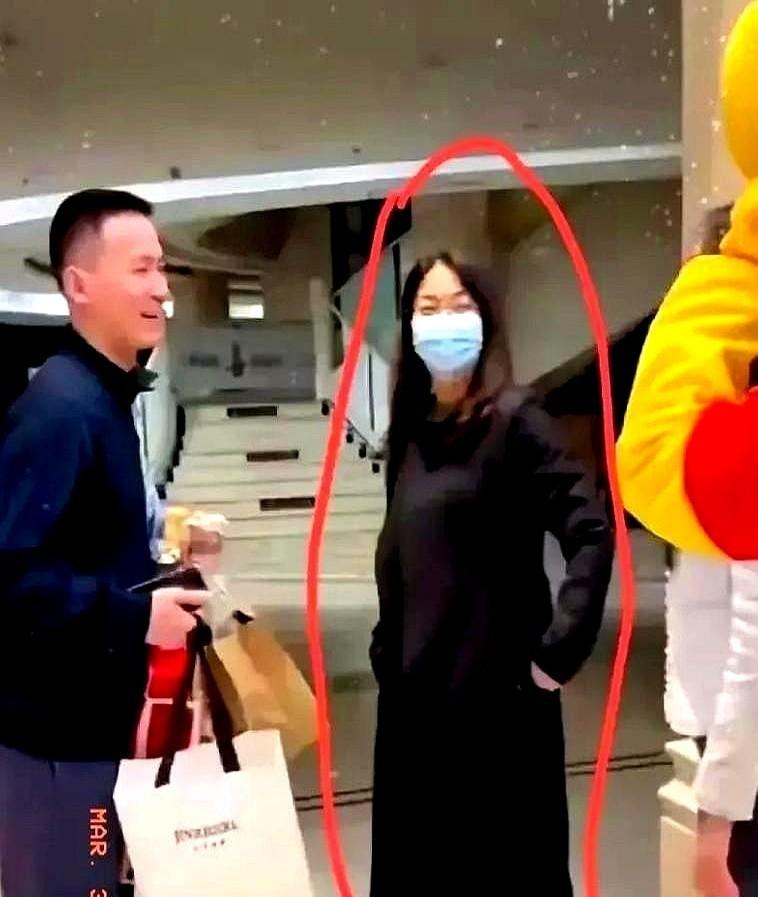 怪不得谢浩楠亲生母亲缺席今年初那场盛大的认亲仪式，原来早在前两年就有大转折要说郑