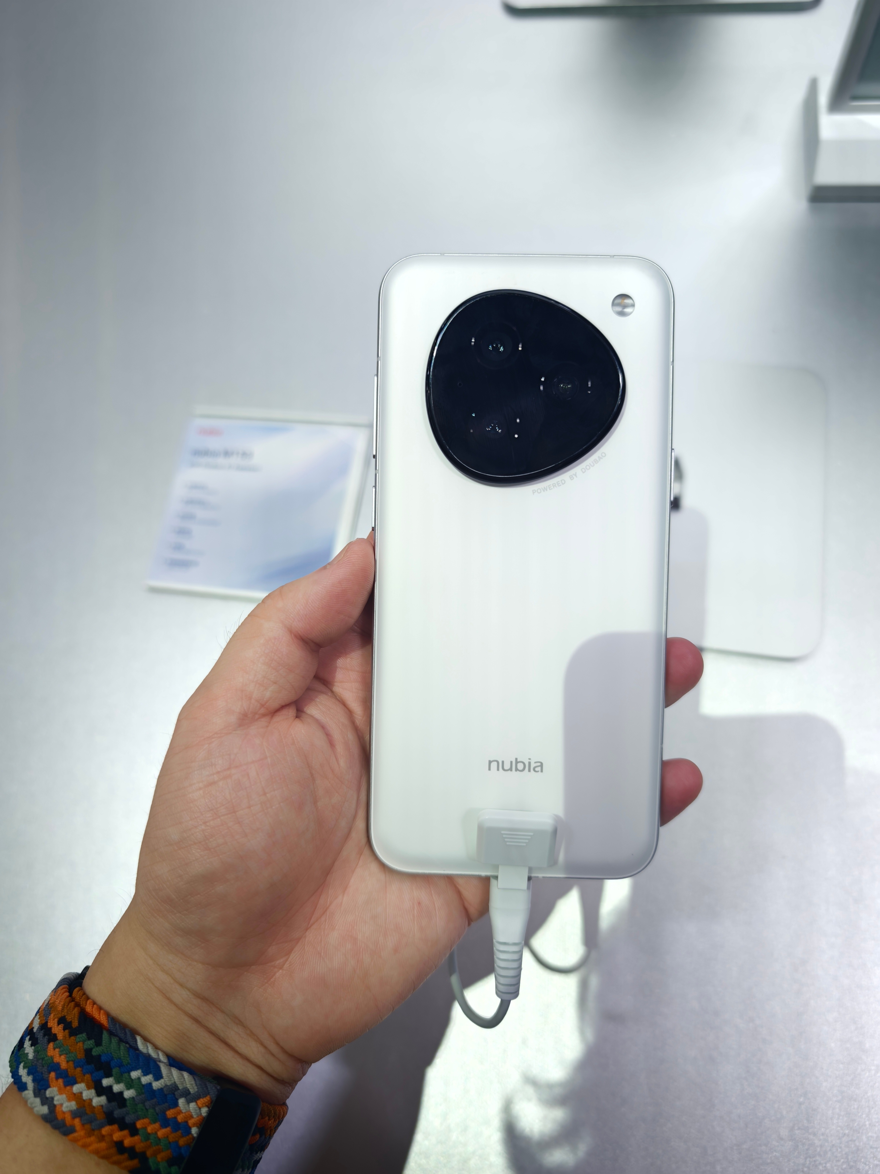 中兴展馆的第一代豆包手机，我记得好像还有第二代，非常像iPhone Air那个排