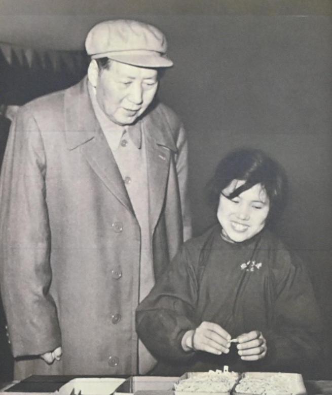 1958年，毛主席来到沈阳机床电器厂视察，全厂工人都低头不语，只有一位年轻女性大
