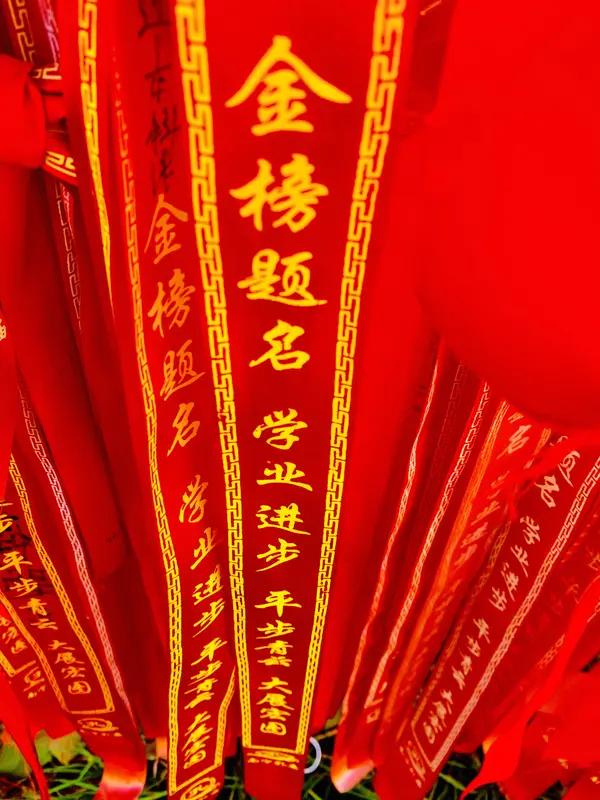 看到“十年苦读争金榜”这个上联，我脑海里立马浮现出“今朝一搏展宏图”这句下联。