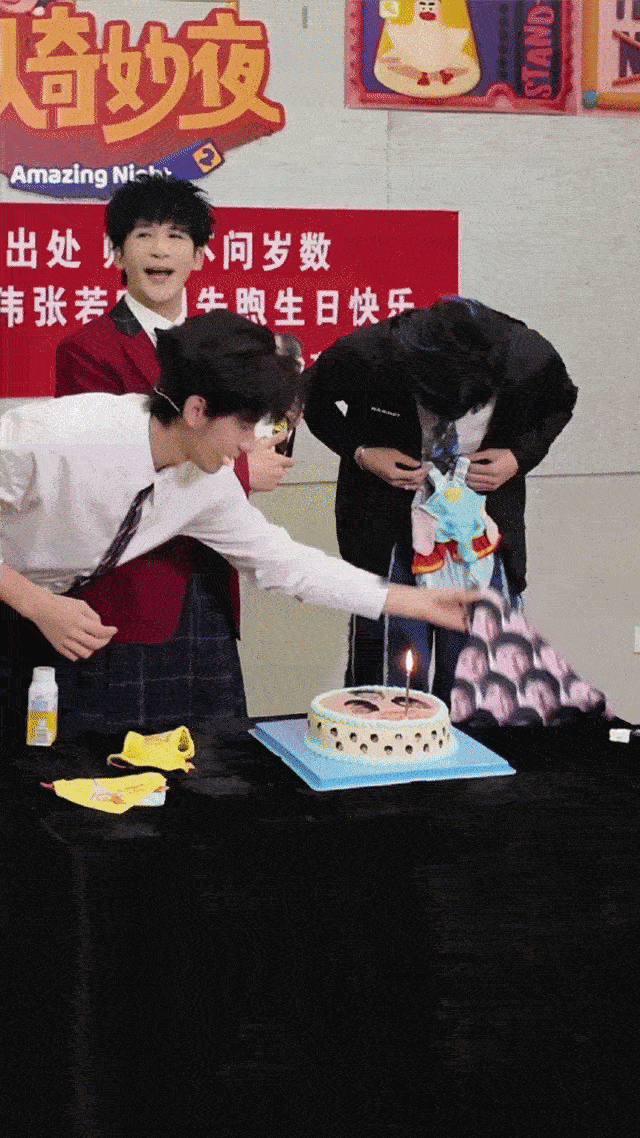 胡先煦生日收到了自己的痛衣喜人奇妙夜给孩子乐的哈哈哈哈哈好多胡先煦！ ​​​
