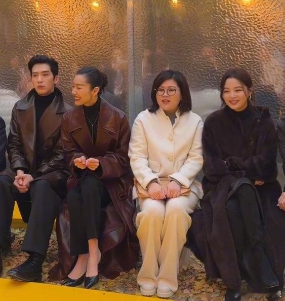 辛芷蕾这回没坐中间了求求了，给俺们蕾子姐留点面子吧[泪][祈祷]，干了这么点事，