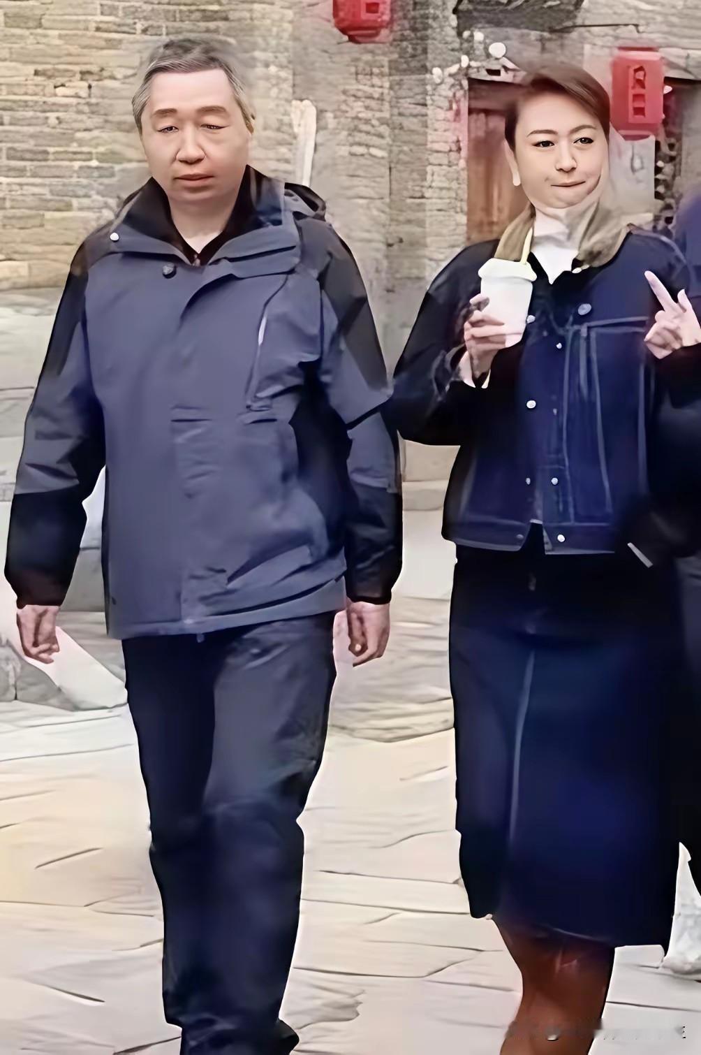 央视著名主持人张蕾与老公走在一块观感怎么样？有夫妻相吧？据说是毕姥爷牵的红线！老