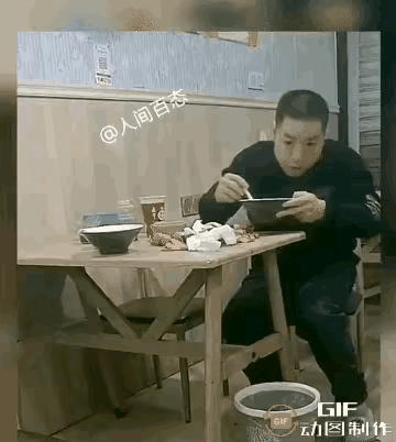 自己不讲公德，把垃圾汤水随手扔地上，最后反倒自己滑倒，确实是自食其果，也算是给不