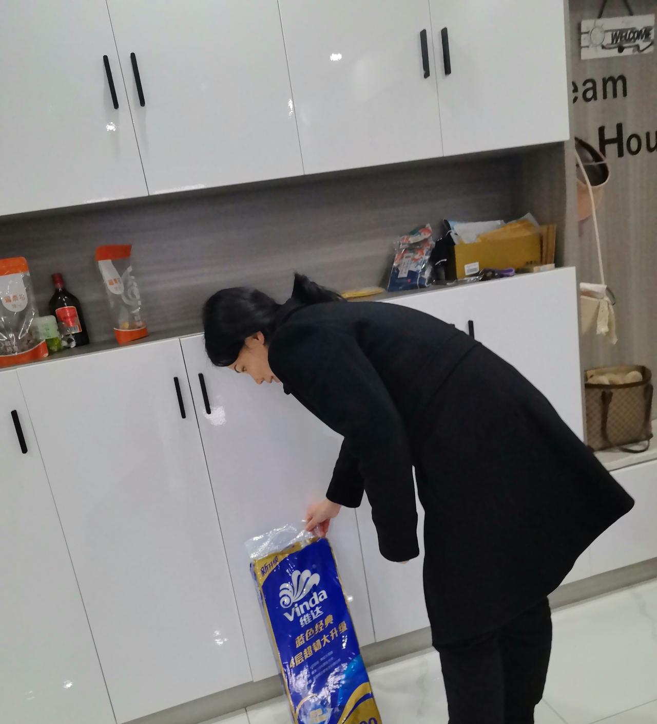 今天中午天冷没回去，上门到一美女家中收物业费，结果闹出了一个笑话，出来后自己想着