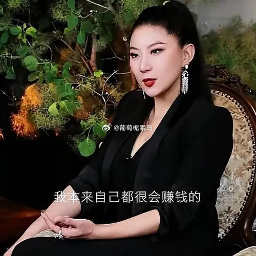 当年陪伴谢贤12年的Coco，如今41岁回到河南老家，一直单身。老家媒人给她介绍