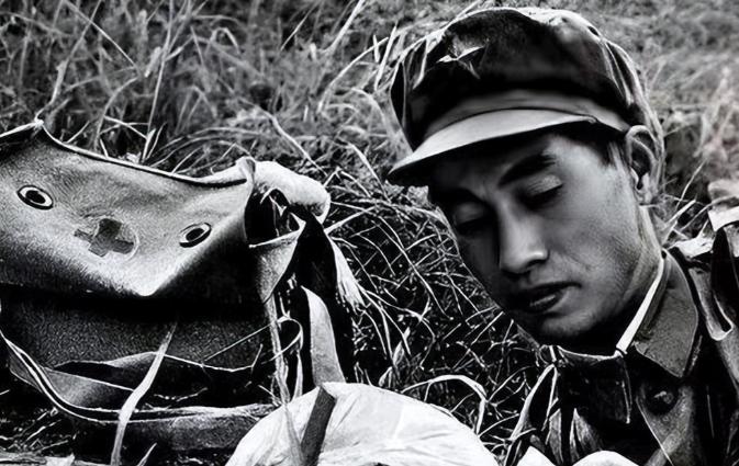 1979年，一个因为战争走散的男士兵被两个敌方的女士兵发现，对此，男士兵万念俱灰
