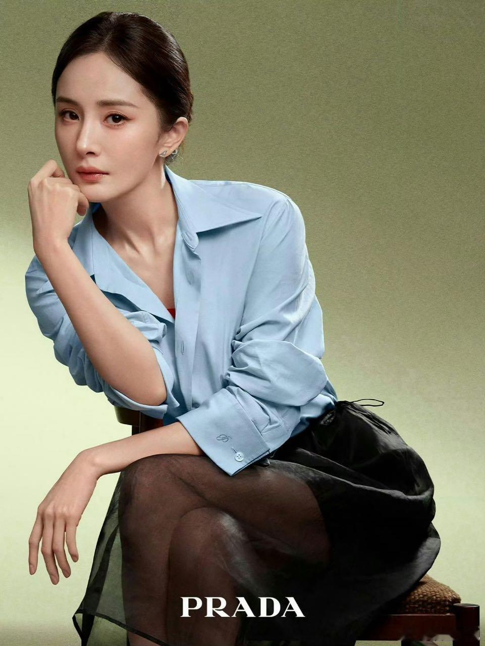 杨幂这种自信、知性、独立又优雅的气质，和 PRADA 的品牌内核简直绝配，演出了