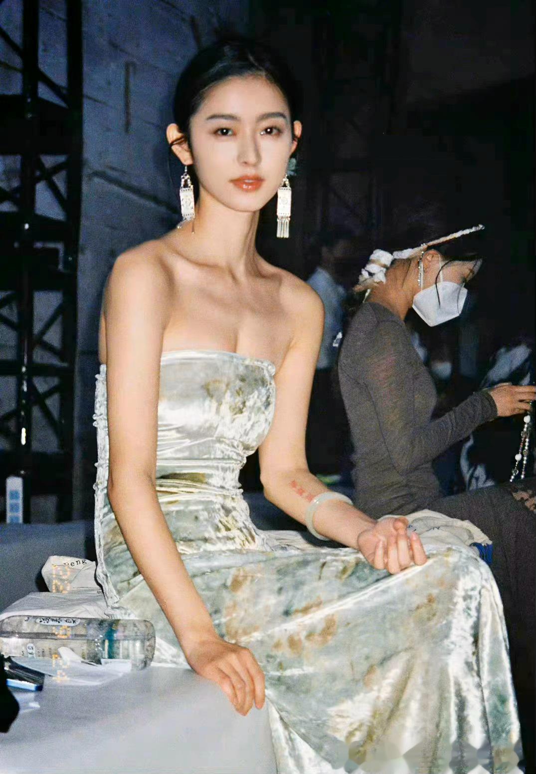 《流言》后记坐梦逃生最美（王立新）其实，人生是逃不掉的。但“逃离的方式”很美，就