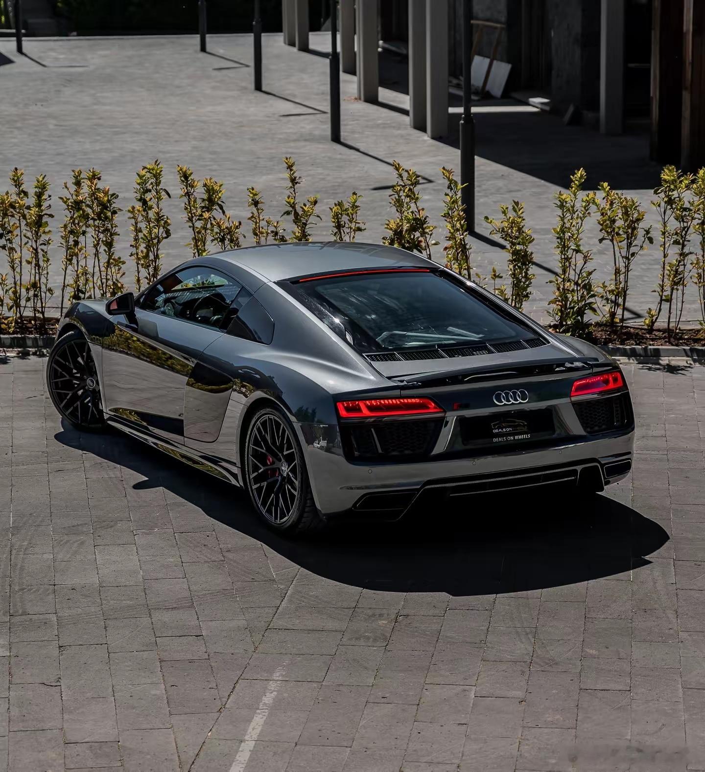 奥迪R8，搭载5.2L V10自然吸气发动机，今年8月，最后一辆量产车在德国博林