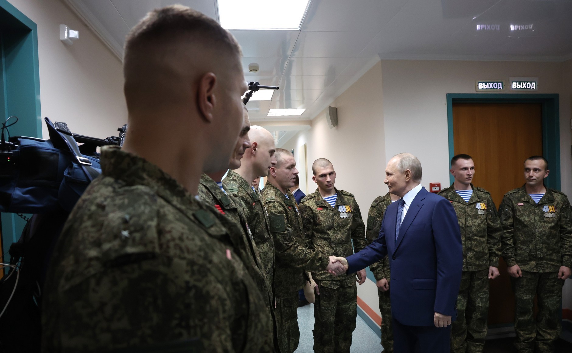 瓦洛佳小朋友[超话]  参观曼德里卡中央军医院2025年10月29日 下午2:4