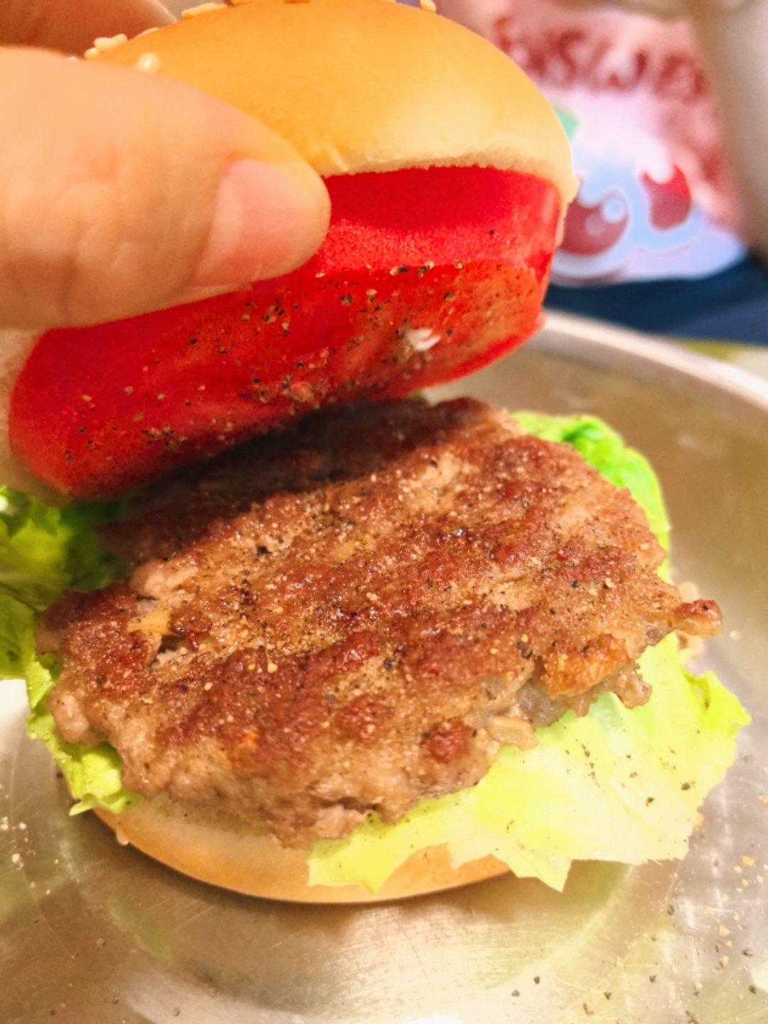 要命了，我婆婆不整传统面食了，她自己在网上买了汉堡的面包，去菜场买了牛肉馅，今儿