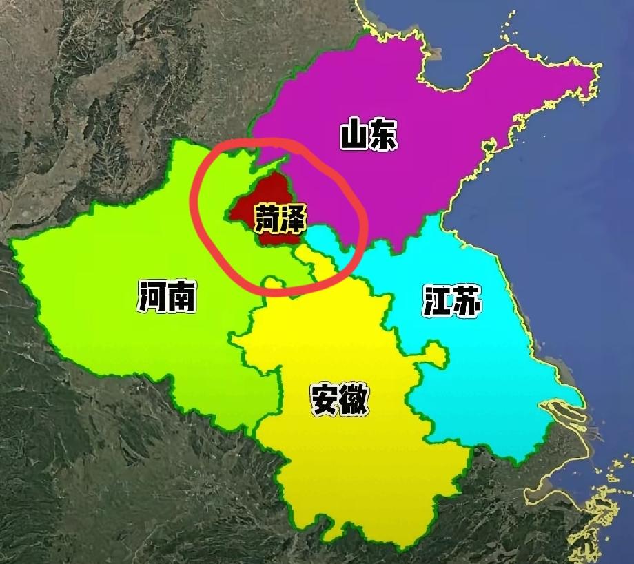 原来菏泽市正好位于苏鲁豫皖交界处，我从亳州坐火车去菏泽，看了一下地图，发现菏泽市