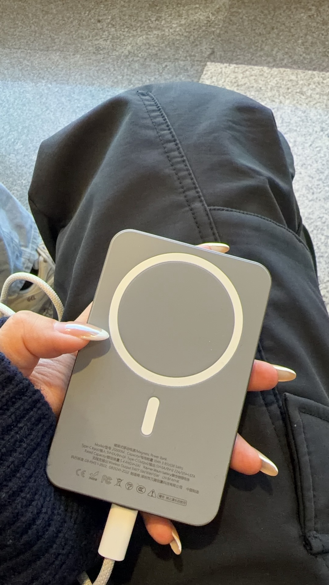 飞深圳✈️的航班，大面积延误！我在登机口坐了俩小时了……问了旁边的帅哥借了个充电