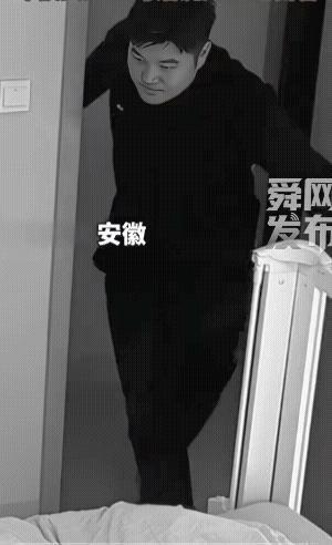 男子大半夜偷偷进来，想把老婆抱到他的房间里去。此时此刻，小女儿醒了，问他把妈妈抱