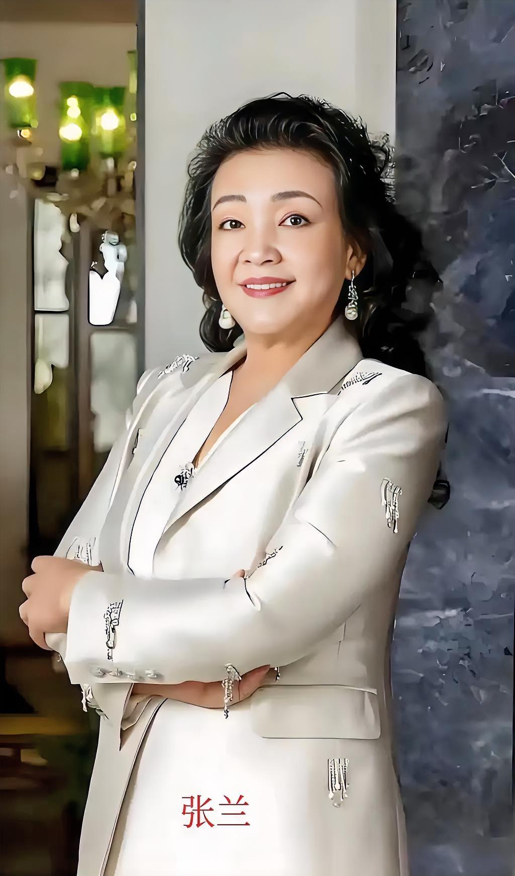 1942年，7名军统姑娘被日本鬼子围住。日本鬼子见是女兵，兽性大发，便丢下枪，一