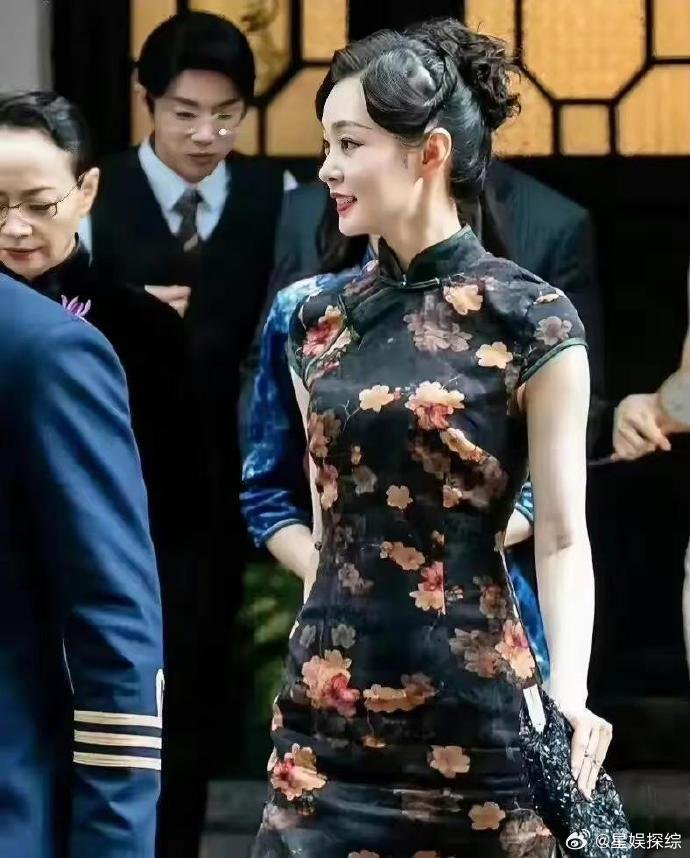 宋轶穿上旗袍很好看很显身材，穿上吊带却“露馅”了