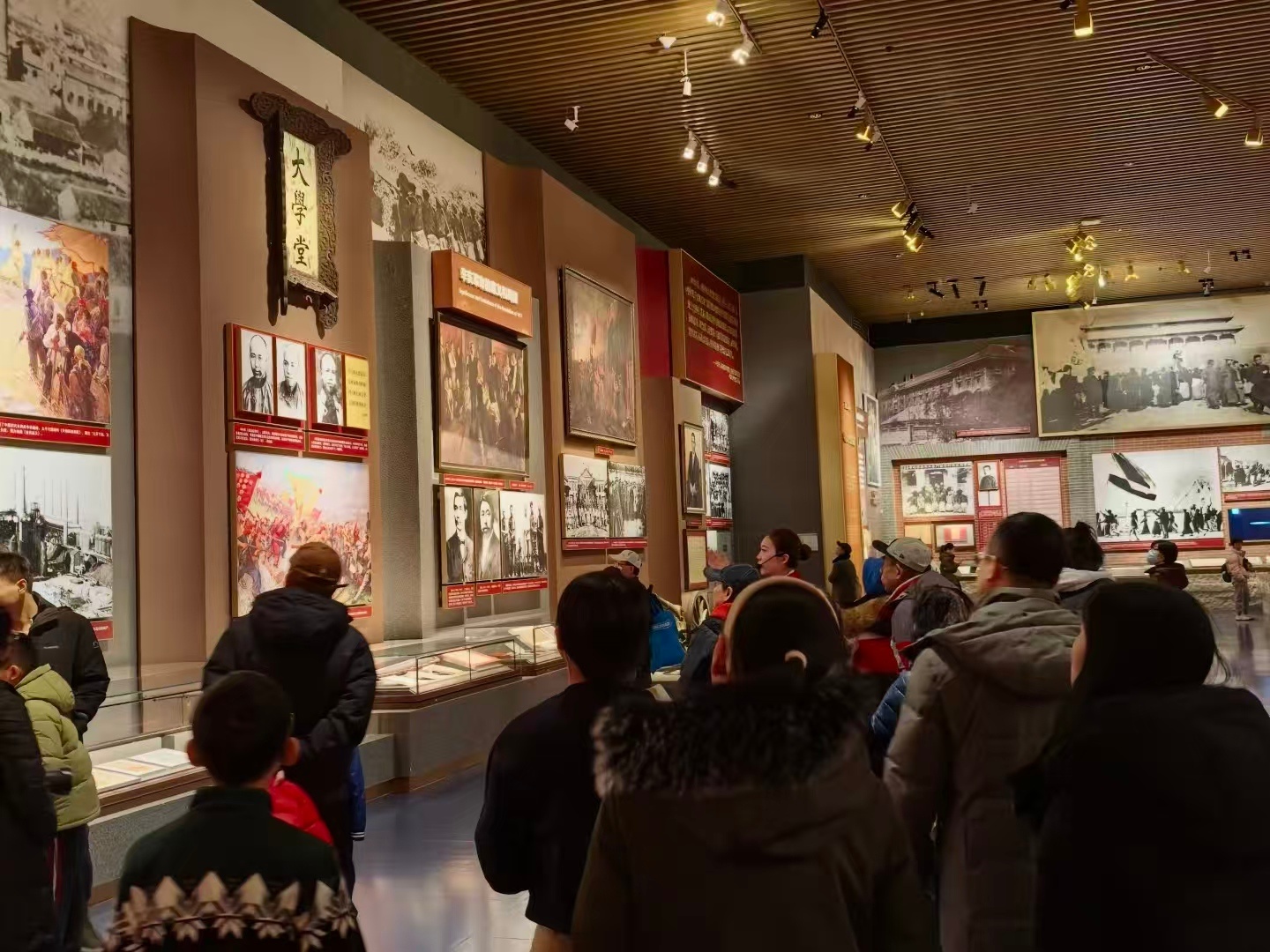 秦岭笑谈【探秘千年文明，增强文化自信】曲阜师范大学大学实践队走进市博物馆：探秘千