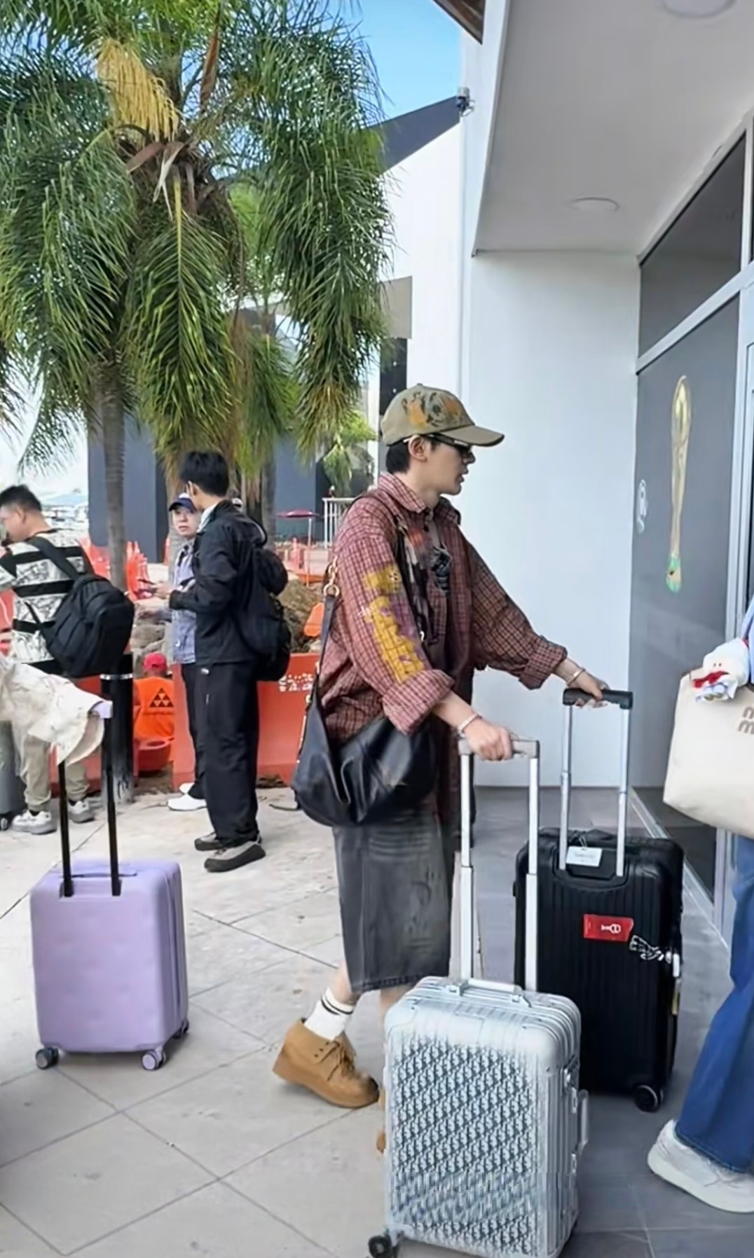 我哥真的完全就是搭配天才来的～话说潮男到底带了多少双鞋啊
