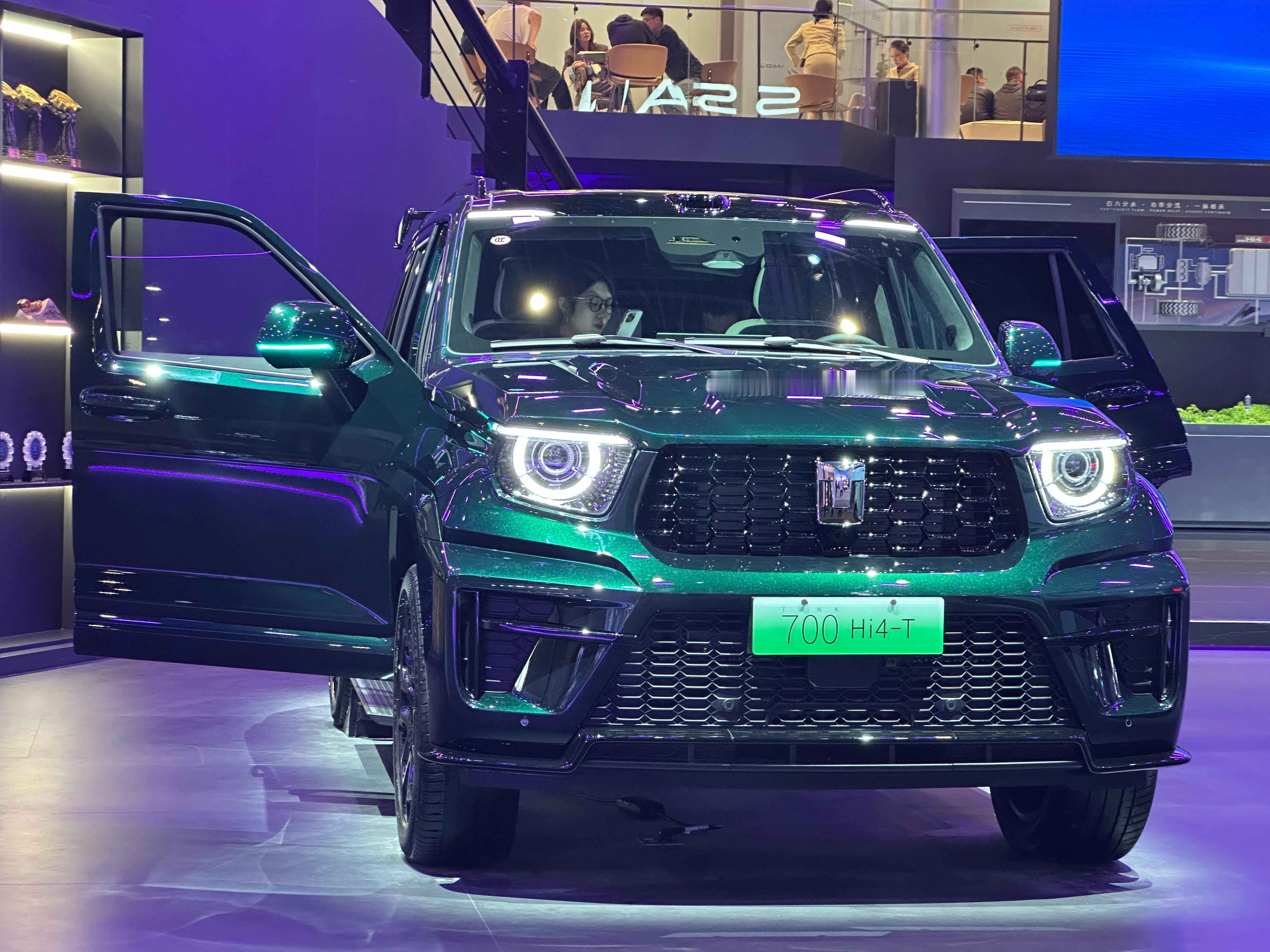 长城这次大手一挥，包揽了半个场馆，从坦克到哈弗、长城炮，可以把旗下所有品牌都看一