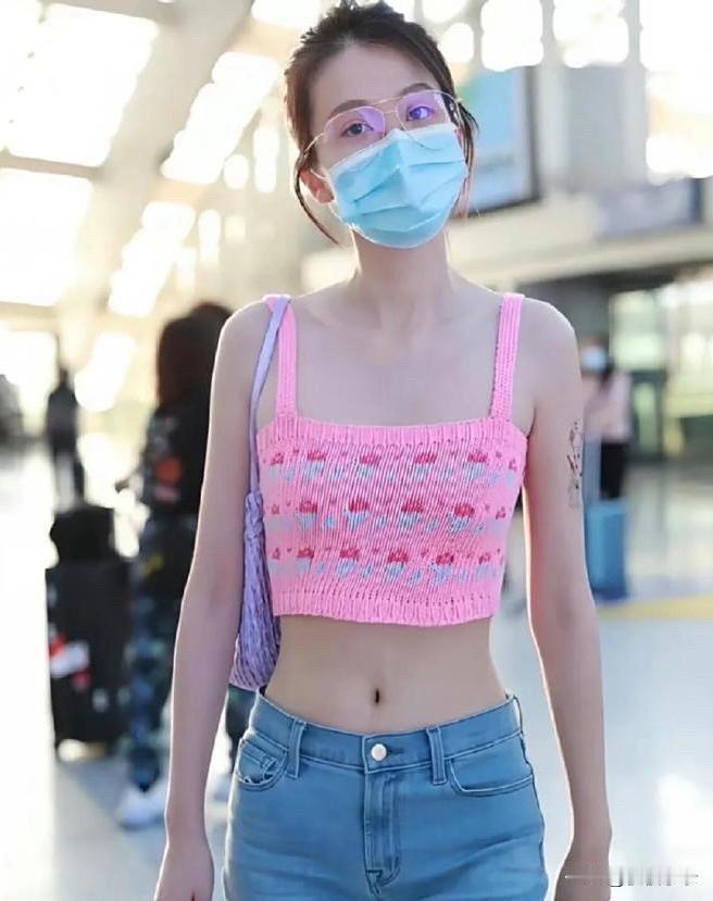 乔欣婚后穿搭反差感拉满！粉色露脐吊带搭配浅蓝色喇叭牛仔裤，清爽又减龄，这大胆搭配