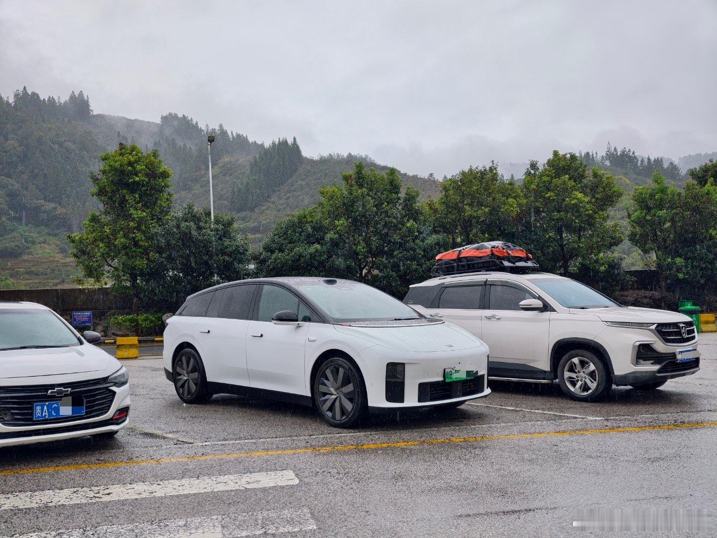 今天开着理想i6 干了1000来公里了，服不服我！[跪了]  ​​​