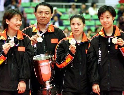 女乒三位名将手拿金牌与教练同框：我认出了清眸流盼的王楠，短发利落的张怡宁与笑靥如