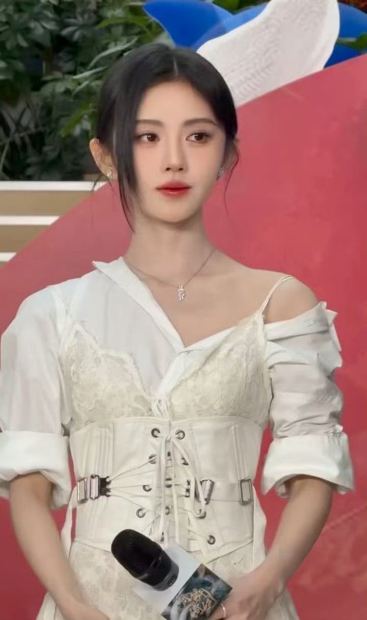 鞠婧祎简直跟自带磨皮一样好美 