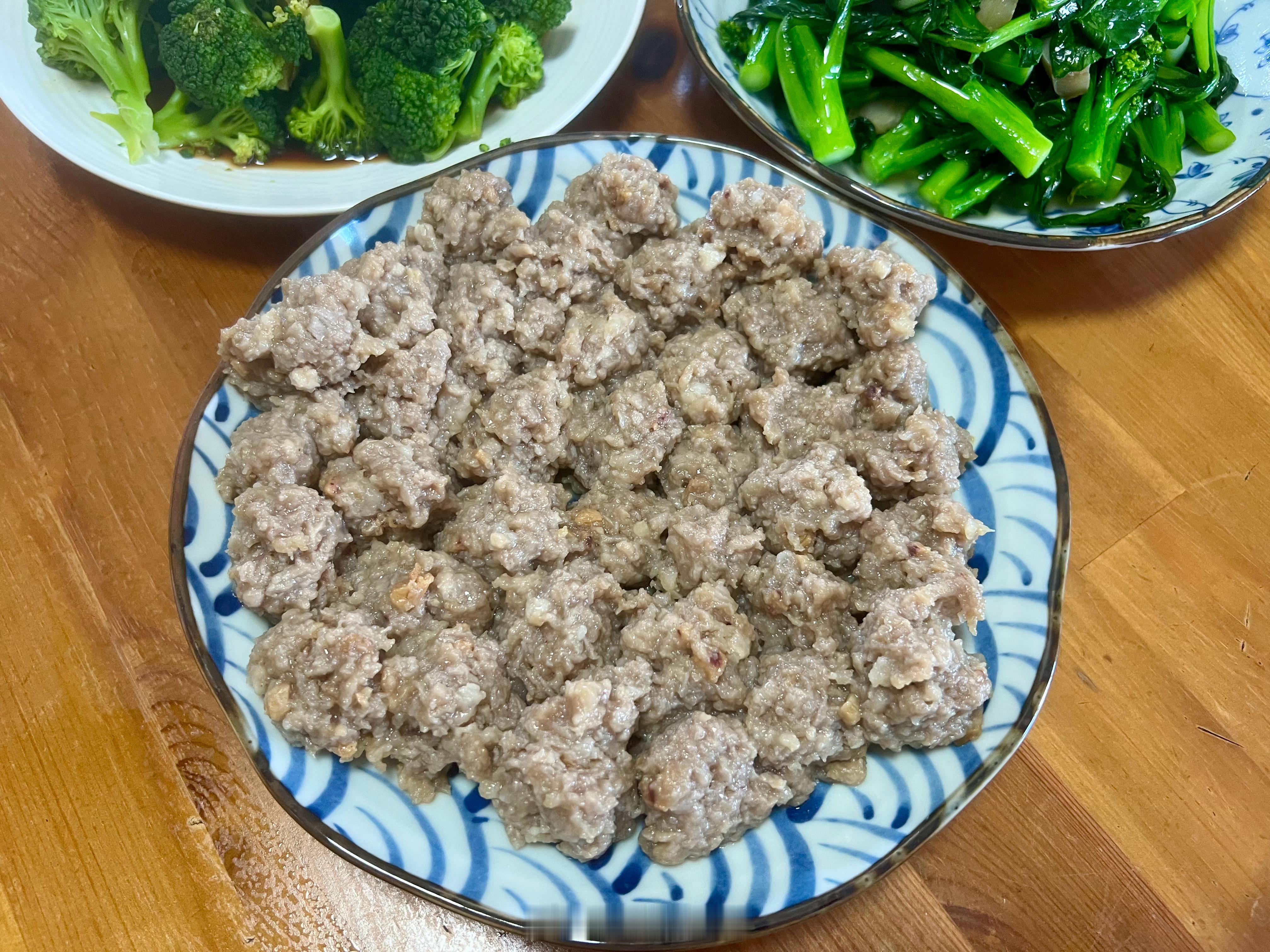 平日里只要我丈夫把做好的饭菜端上桌，我都习惯随手拍下这些可口的家常菜。前阵子他还
