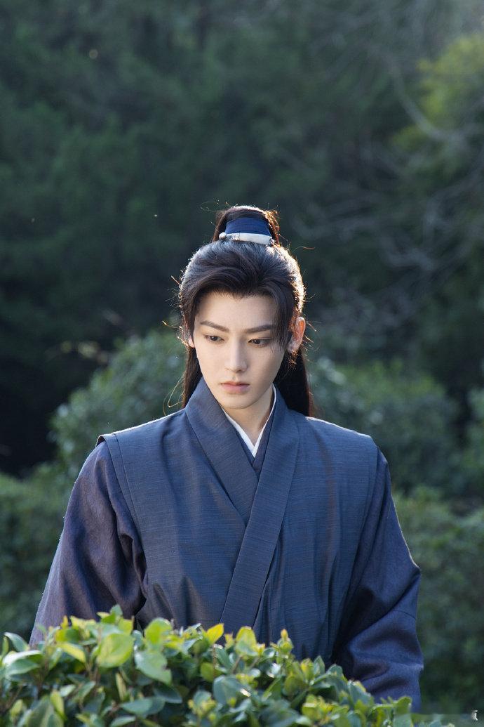 侯明昊隐藏款一定是我没错啦家人们谁懂！侯明昊这衣品这身材，行走的衣架子本人，隐藏