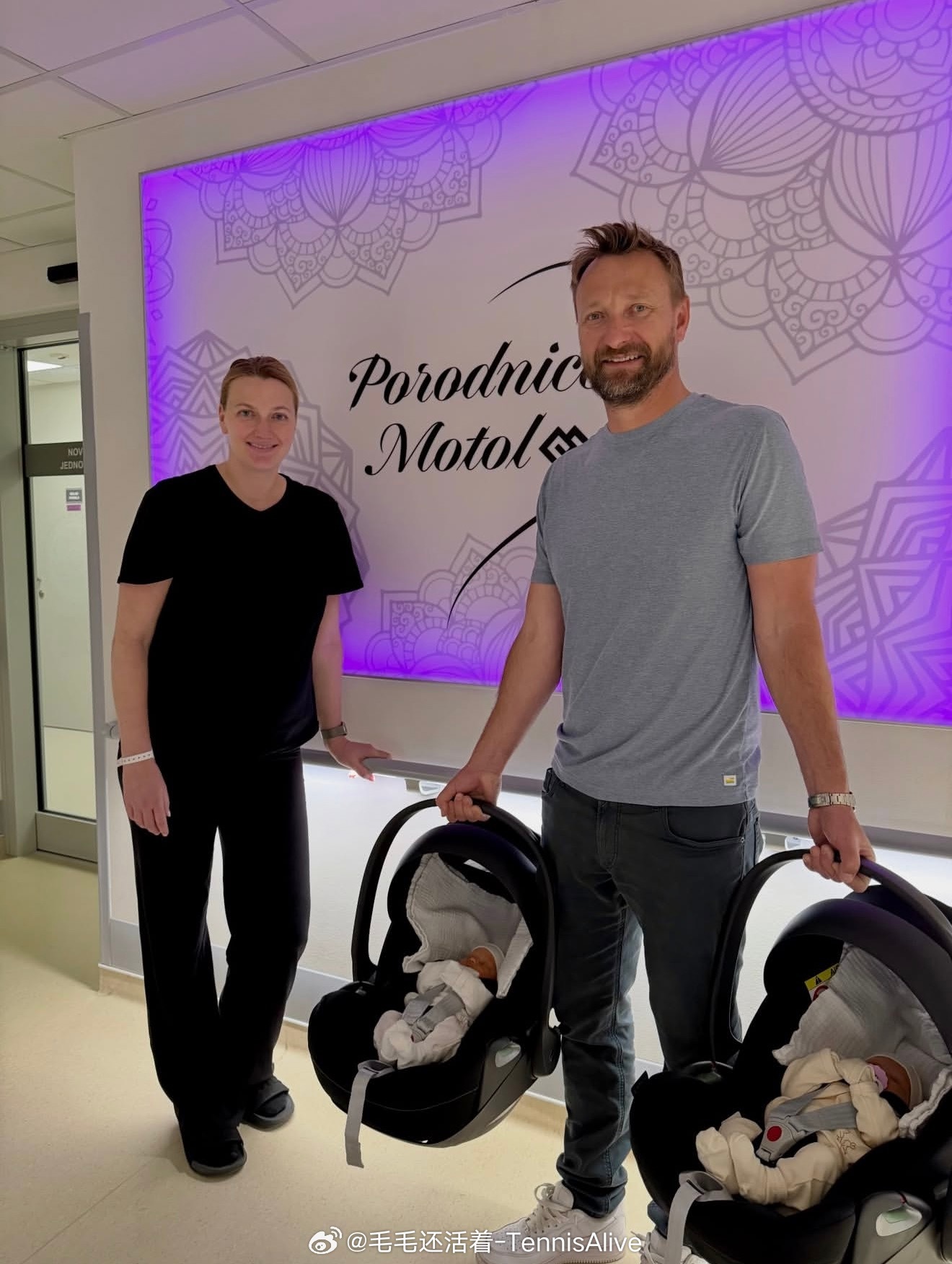 科维托娃带俩娃出门啦！ 