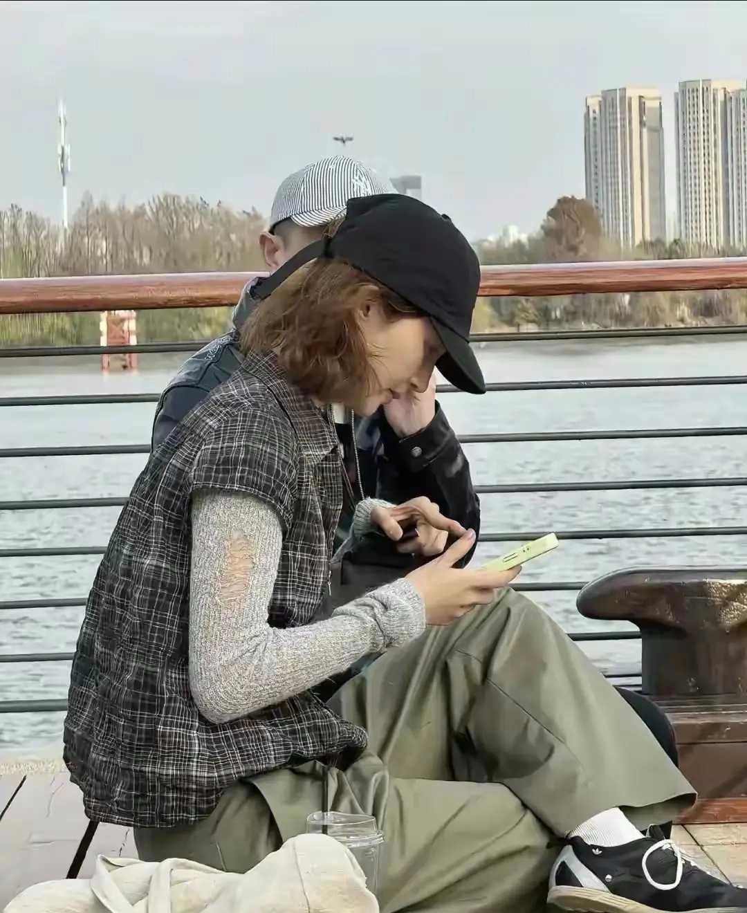 金晨上海街头被偶遇，布包随性背影身材超绝。 