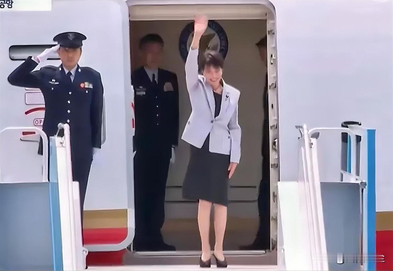 日本首相高市早苗抵达韩国大邱国际机场！